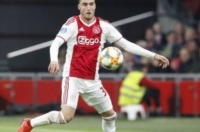 AYX中国-葡萄牙比赛最后时刻球迷冲场大四喜