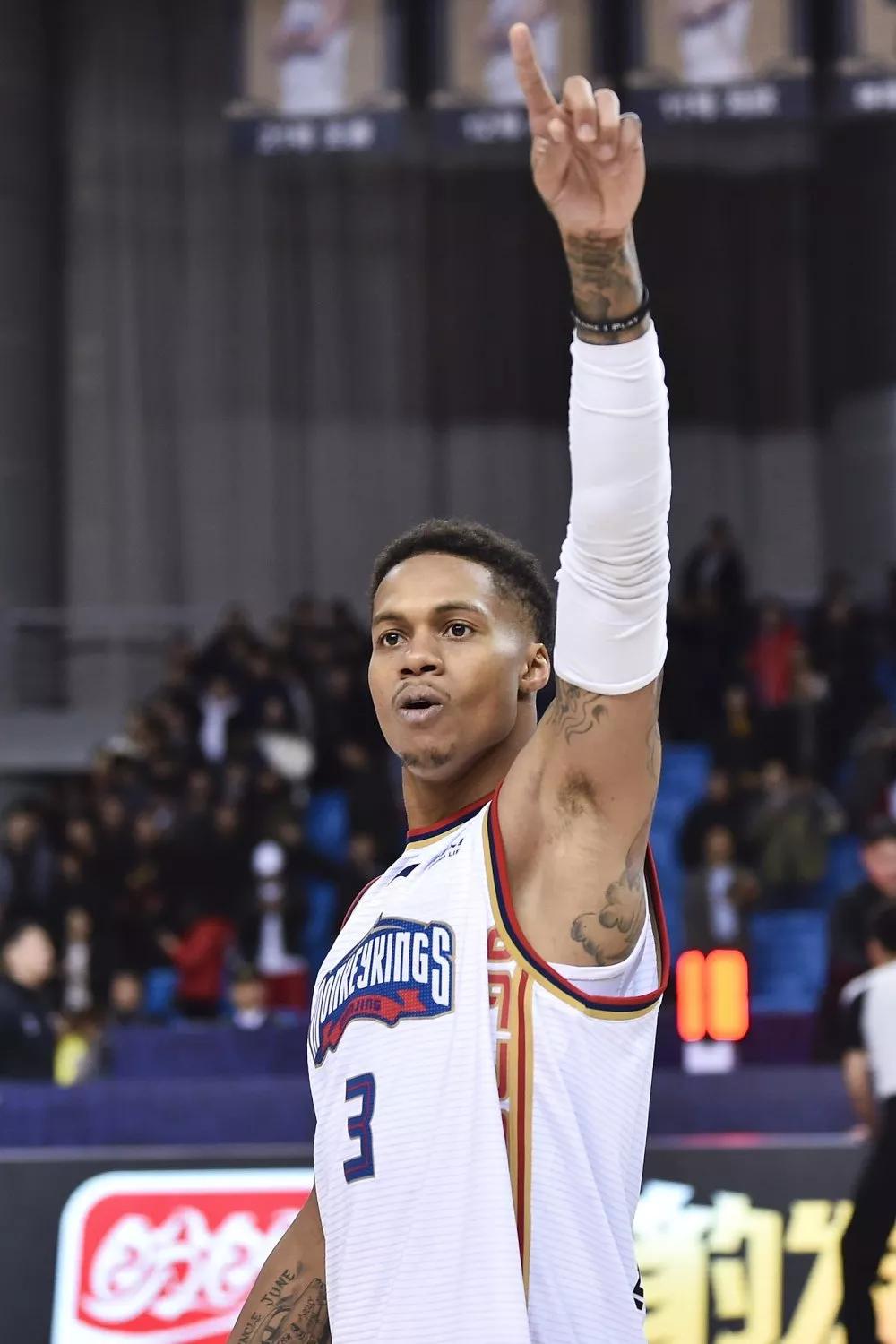 夏洛特黄蜂发布备战花絮；冲刺阶段绝杀压哨；意大利杯任务艰巨；资深球员宣示担当的简单介绍