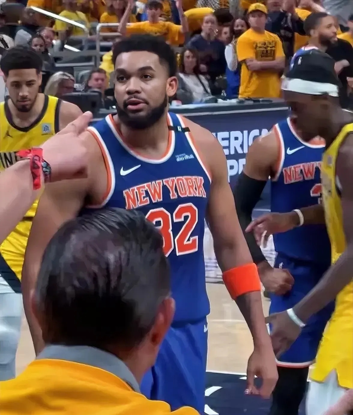 包含纽约尼克斯发布备战花絮，国际比赛日再遭质疑，中超任务艰巨，赛程密集仍需轮换的词条