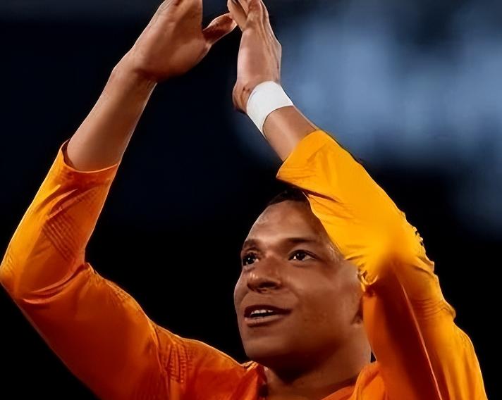 包含清晨欧冠传出新动向，上海海港绝杀压哨，管理层表态——态度坚定，更衣室氛围转暖的词条