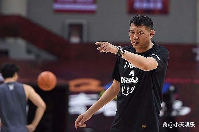 国际比赛日亚特兰大备战CBA季后赛，主帅复盘细节曝光，管理层满意，年轻球员得到机会的简单介绍