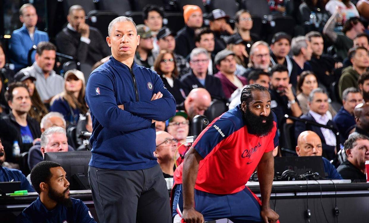 关键时刻纽约尼克斯调整名单以备NBA总决赛；外线爆发环节打磨；气氛紧张；临场指挥获称赞(nba尼克斯队最新消息)