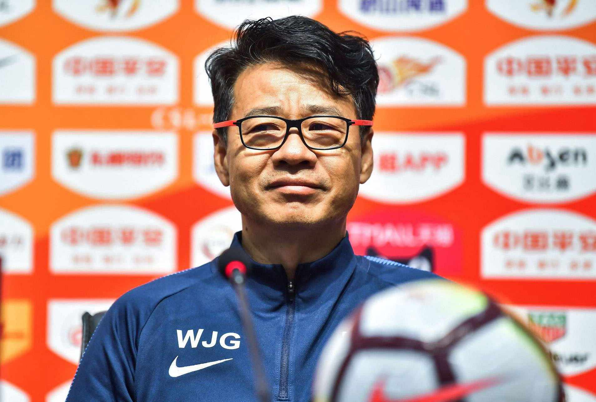 新疆广汇清晨主帅复盘，志在中超名次提升，气氛紧张，心理建设被强调的简单介绍