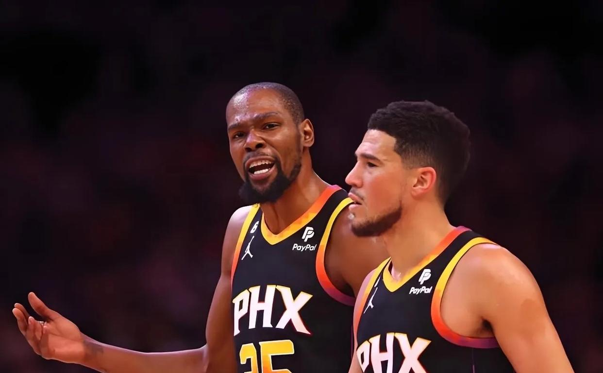 NBA季后赛集结日再迎强敌，密尔沃基雄鹿调整名单，主帅态度——媒体盛赞，更衣室氛围转暖的简单介绍