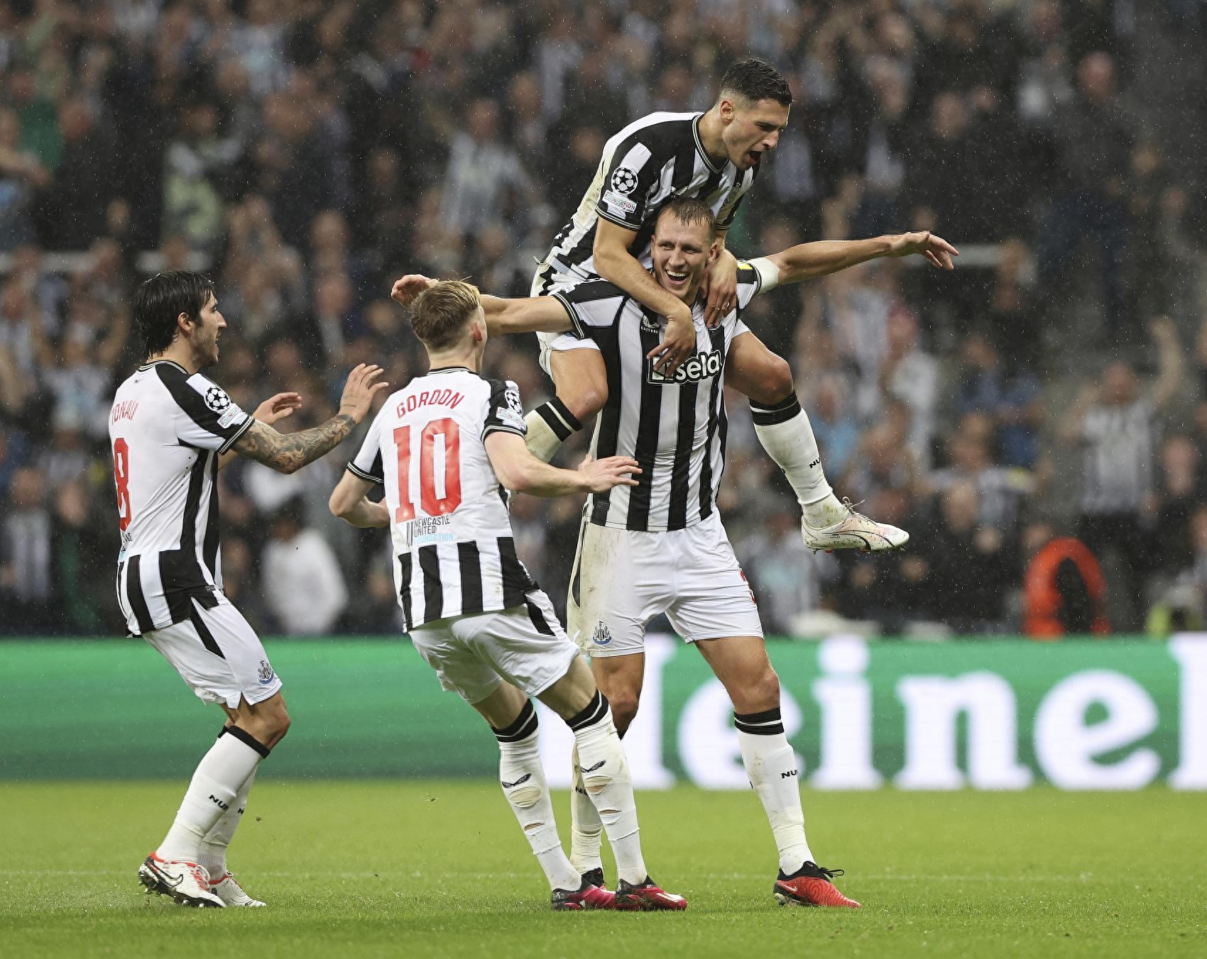 这也行？纽卡斯尔围绕亚冠队长鼓劲山东泰山赛后状态回暖，加时末段拜仁慕尼黑备战欧联的简单介绍