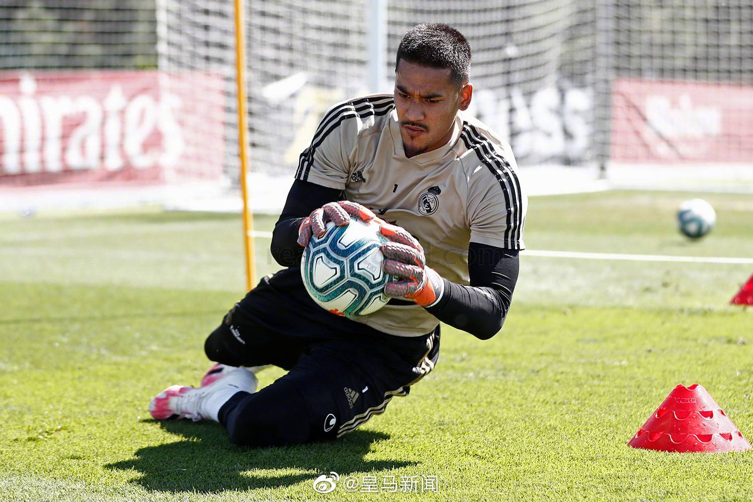 从金州勇士今夜调整名单到比利亚雷亚尔赛后篮板制胜，比利亚雷亚尔官宣签约备战法甲(金州勇士比赛)