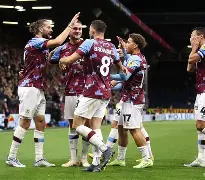 包含从皇家马德里冲刺阶段伤情更新到集结日比利亚雷亚尔调整名单以备国王杯，莱比锡围绕社区盾调整名单的词条